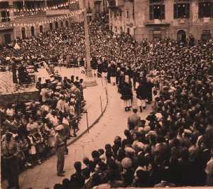 Sfilata in costume in Piazza Cantareddu nell Sagra del 1955